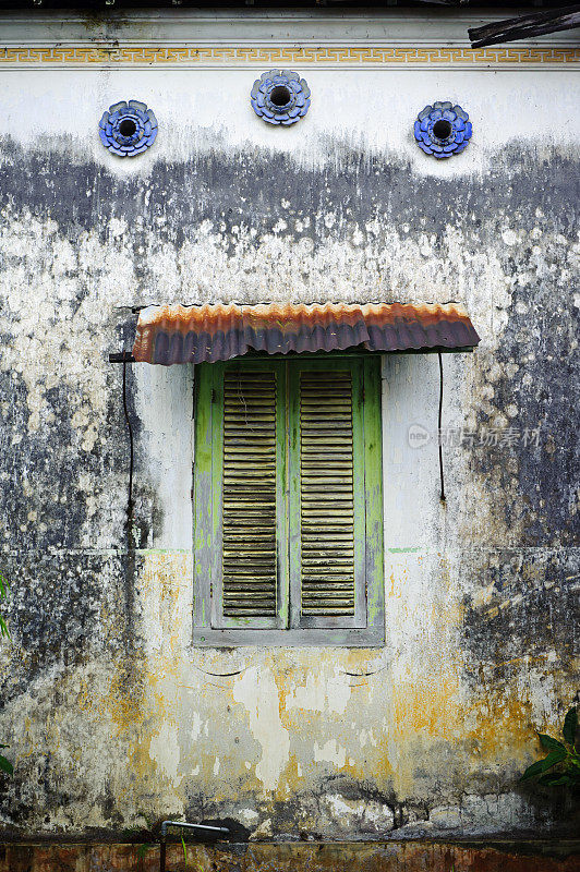 窗户被遗弃的令人毛骨悚然的小屋在Munduk Bali